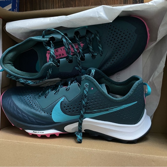 New in box size 10 Nike trailing running shoes. - Picture 1 of 6